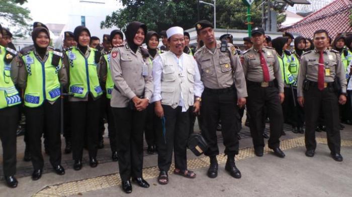 demonstran-terlihat-berfoto-bersama-polwan-berjilbab_20161104_161259.jpg