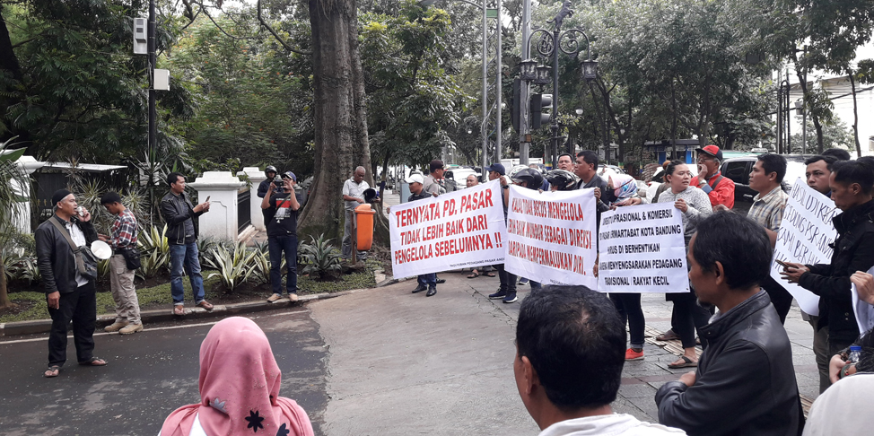 demonstrasi-pedagang-pasar-di-depan-balai-kota-bandung-rabu-20122017_20171220_114706.jpg