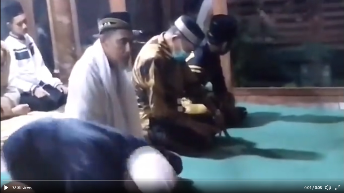 detik-detik-ustadz-insan-mokoginta-ambruk-ketika-sholat.jpg