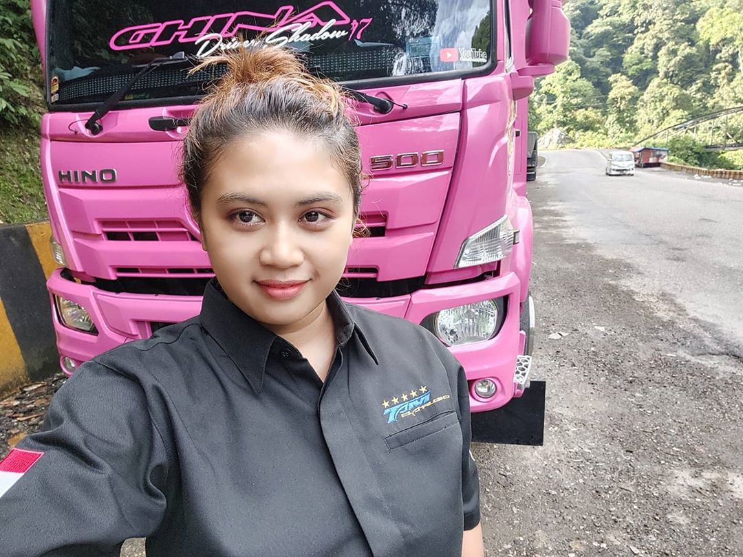 devi-stefany-perempuan-tangguh-supir-truk-pink.jpg