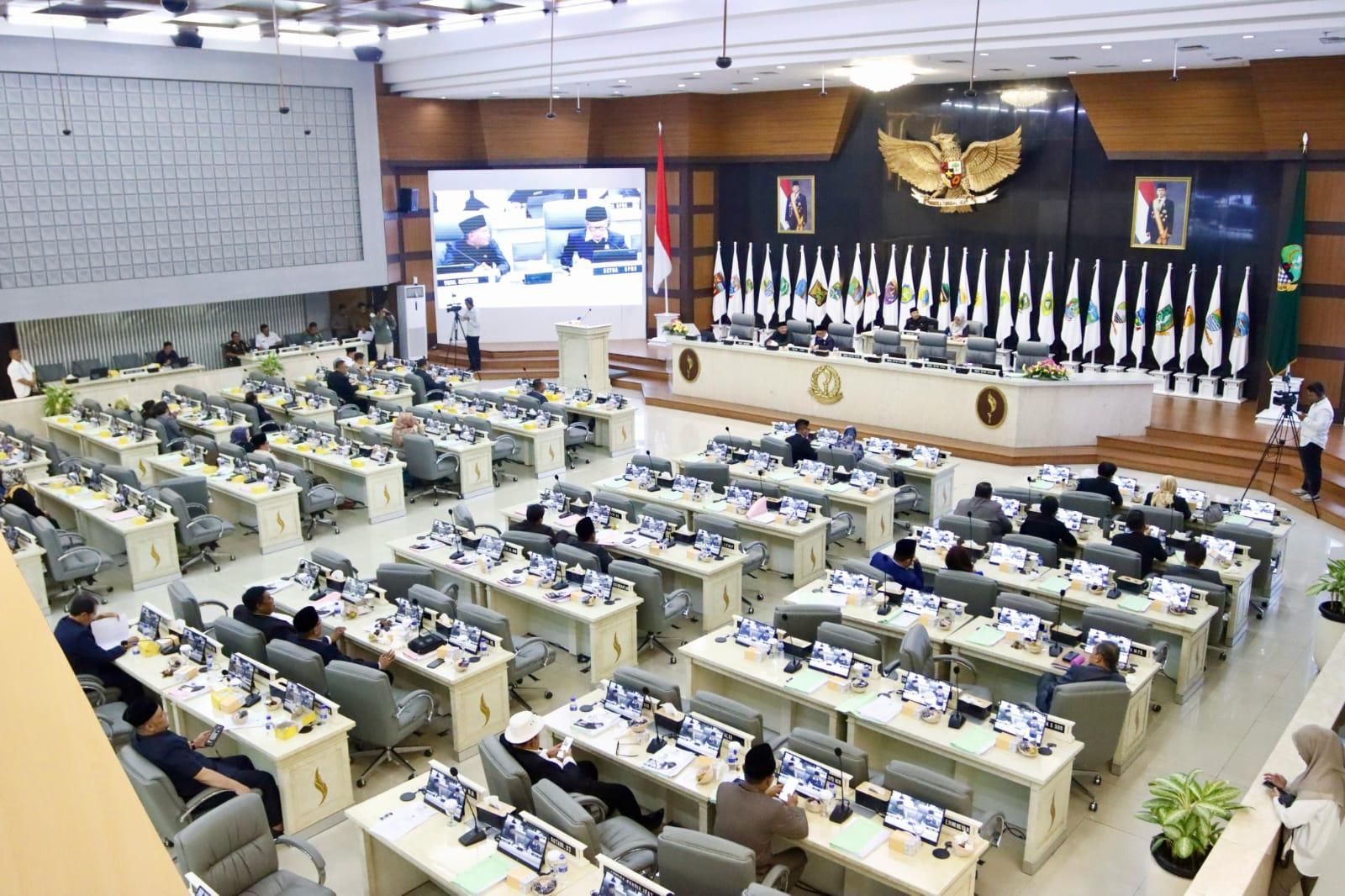 di-Gedung-DPRD-Jabar-Jumat-1652025.jpg