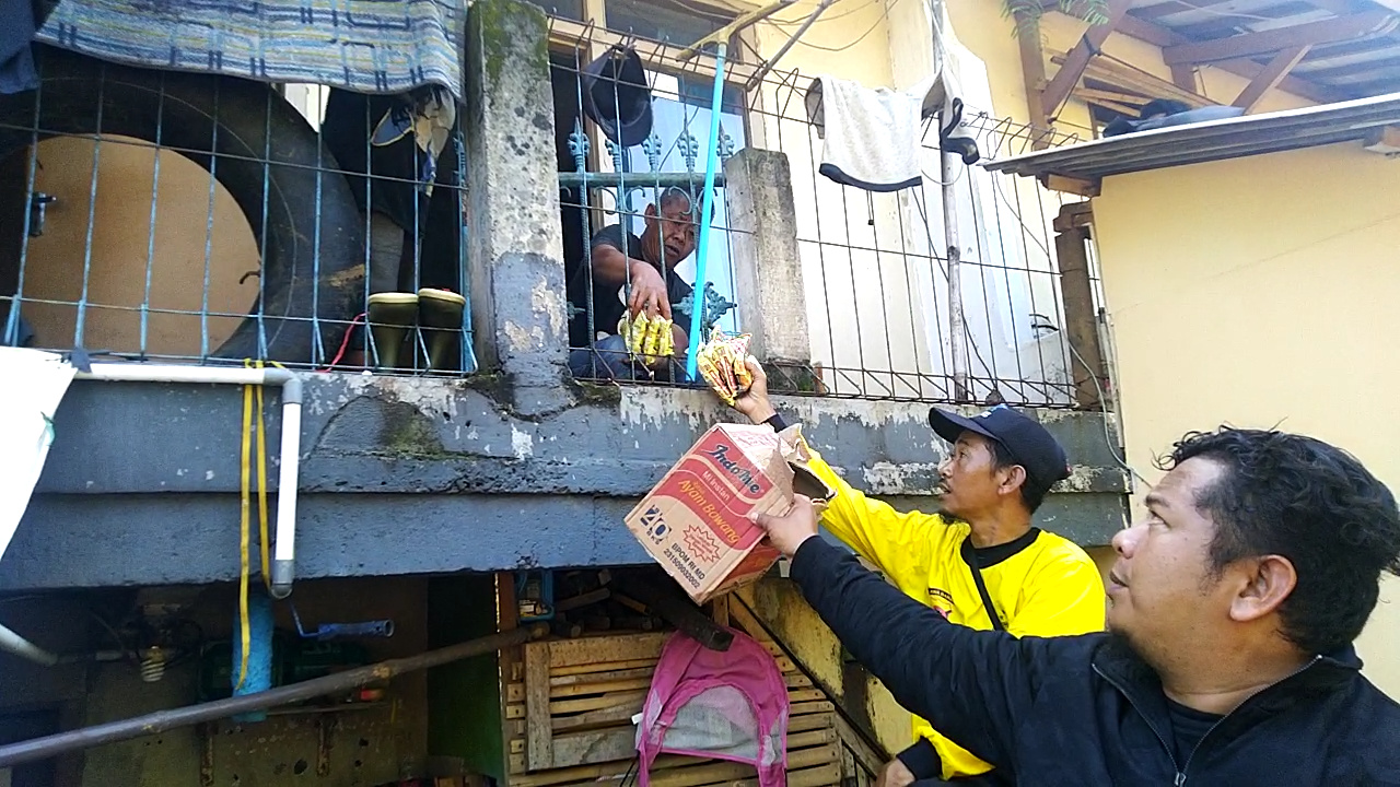 di-tengah-banjir-dayeuhkolot-komunitas-munding-dongkol-antarkan-bantuan-langsung-ke-lokasi.jpg