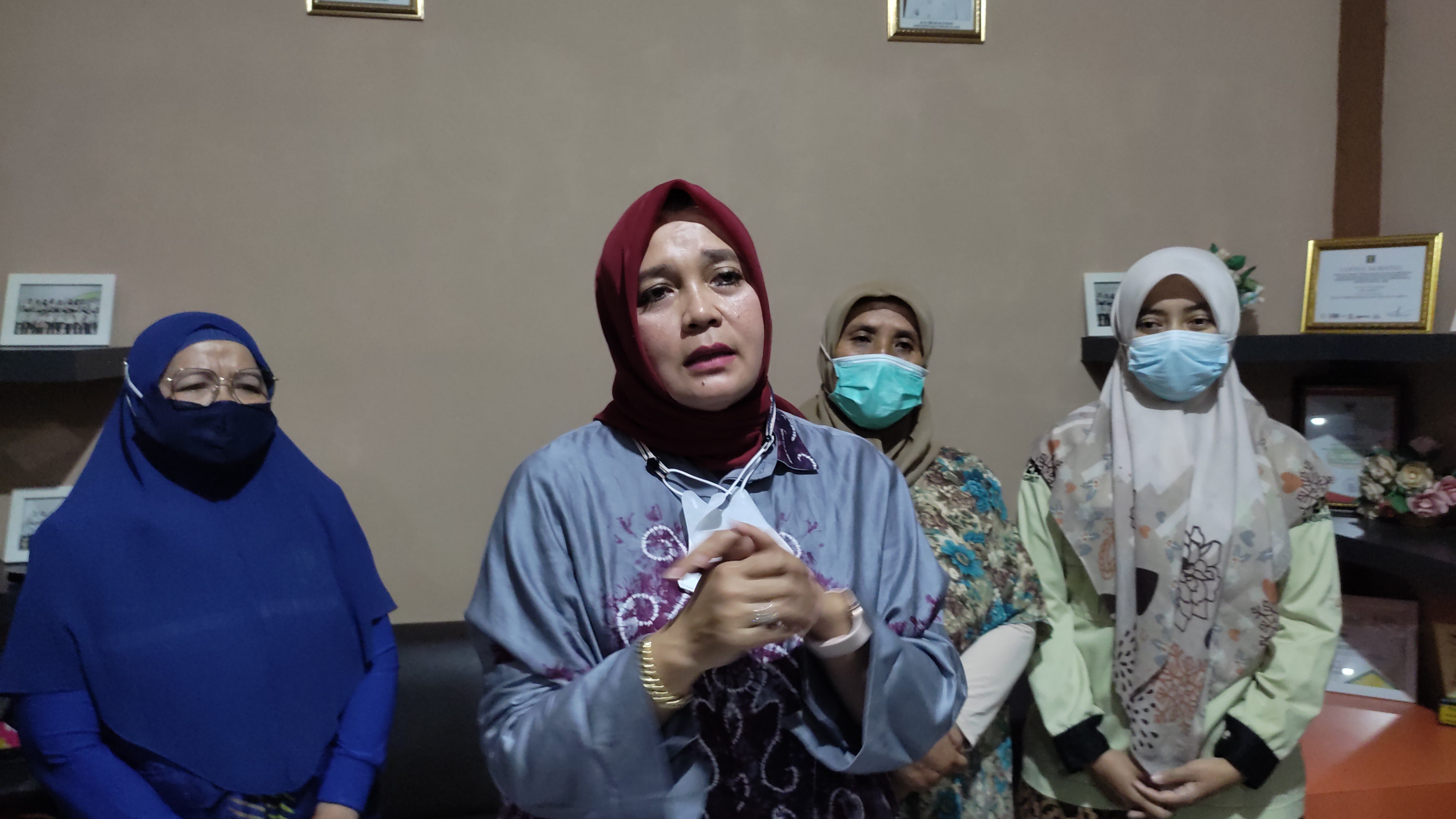 diah-kurniasari-preskon-korban-ustaz-cabul.jpg