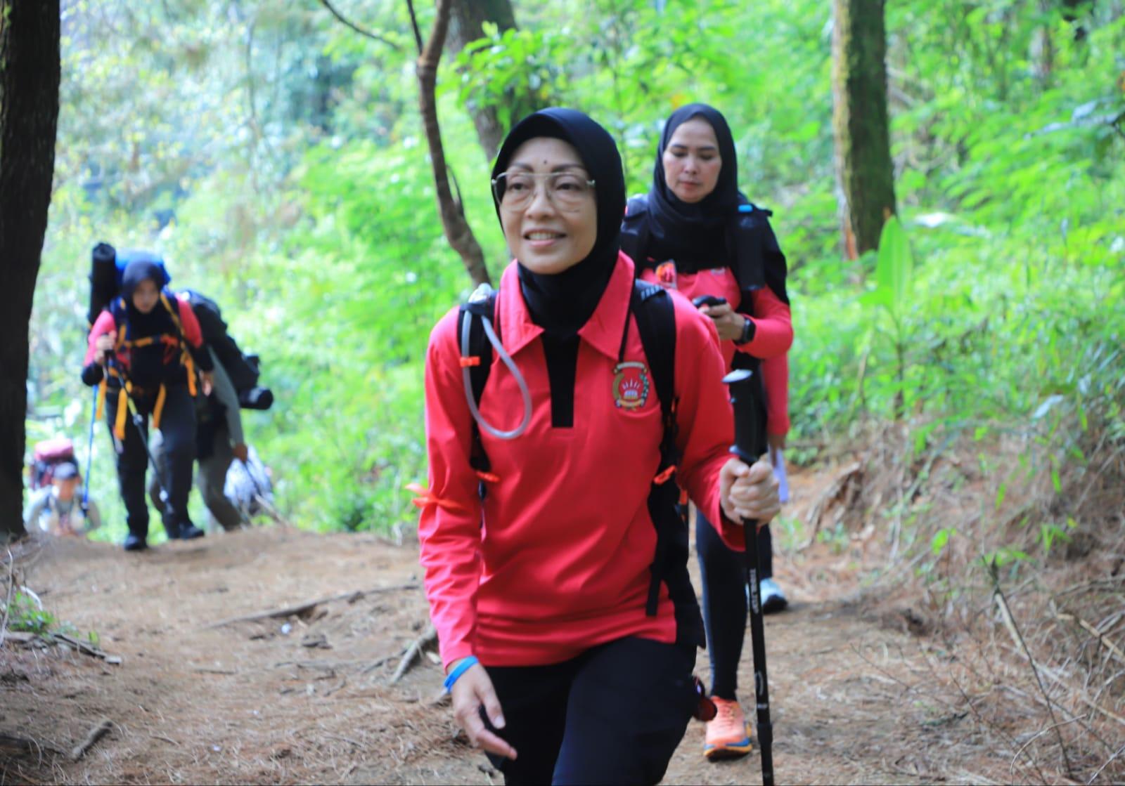diana-rudi-setiawan-naik-gunung.jpg