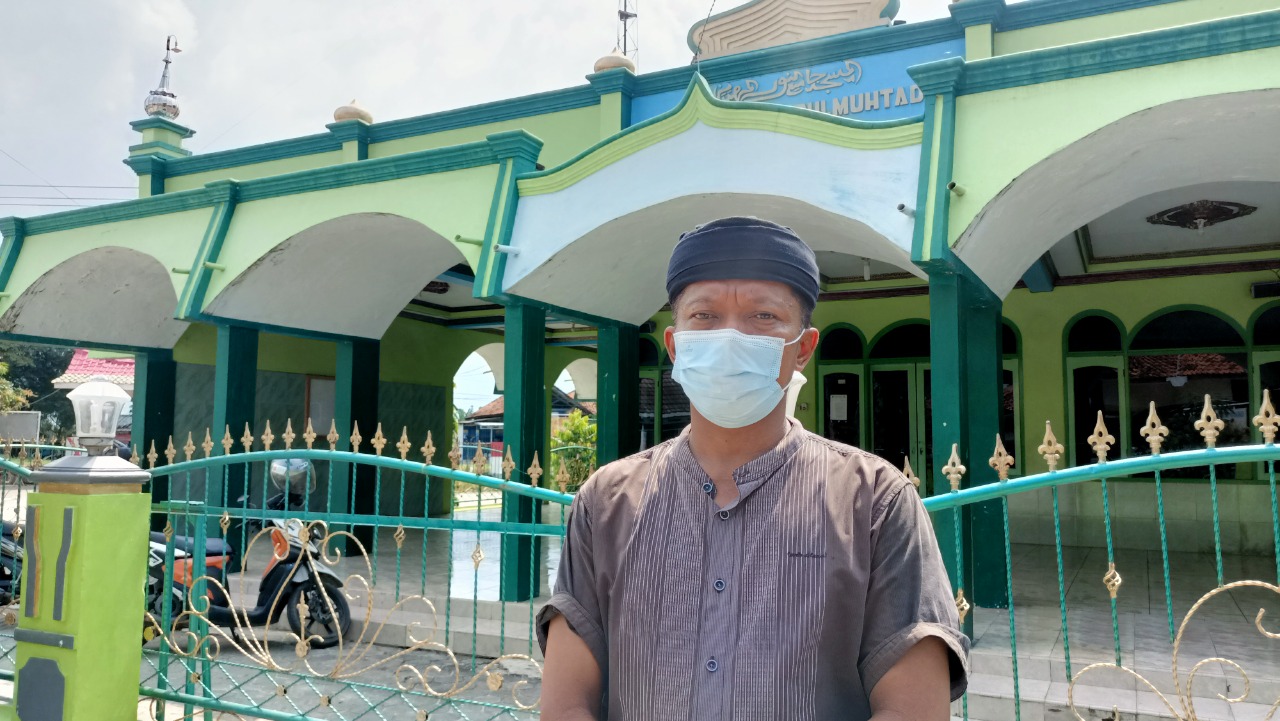 didin-nurudin-saat-berdiri-di-depan-masjid-jami-nurulmuhtadien-jatisawit.jpg