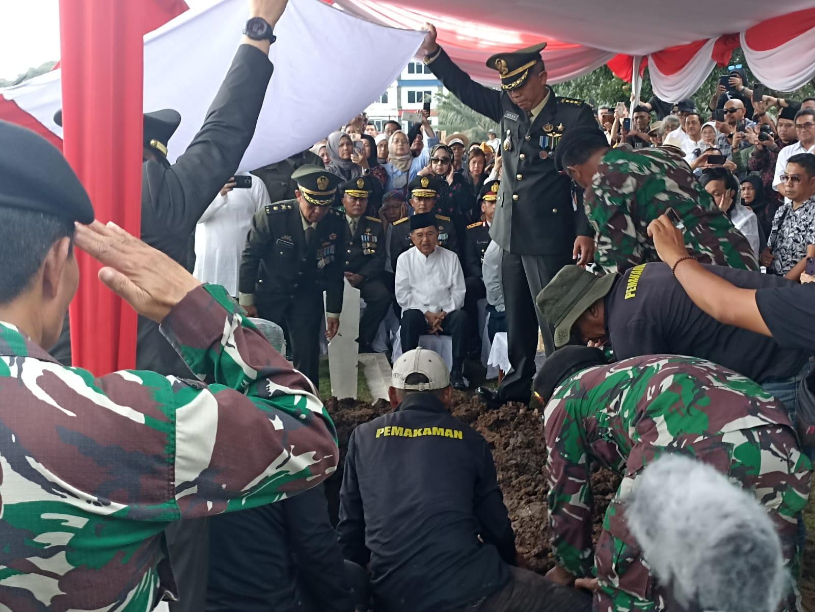 dimakan-di-makamkan-di-Taman-Makam-Pahlawand.jpg
