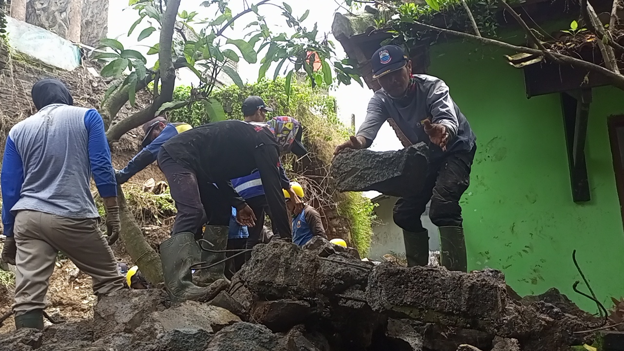 Rumah Ajat Sudrajat di Cimahi Rusak Parah, Tertimpa Benteng Ambruk Tetangganya