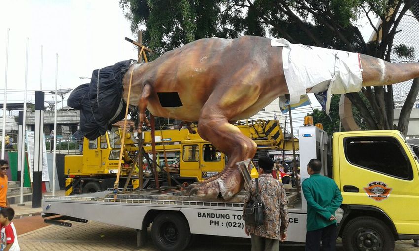 ''Dinosaurus'' Senilai Rp 175 Juta Terusir dari Taman Alun-alun Ujungberung