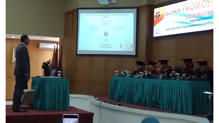 direktur-kepatuhan-bank-bjb-agus-mulyana-di-sela-sidang-doktor-di-upi.jpg