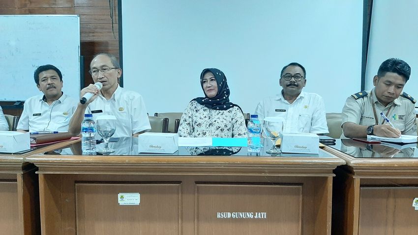 direktur-utama-rsd-gunung-jati-dr-ismail-jamaludin-kedua-kiri.jpg