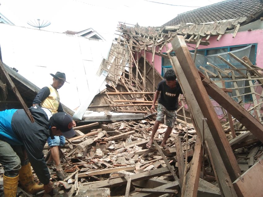 Diterjang Hujan Deras, Atap Ruang Guru SDN Babakan Loa 2 Pangatikan Garut Ambruk