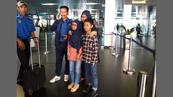 Djadjang Nurdjaman Tetap Berpose Meski Sedang Menerima Telepon