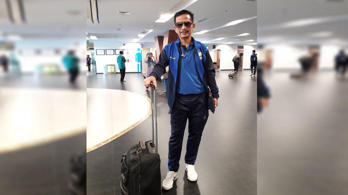 Ini Gaya Djanur Saat Menunggu Tim Persib Bandung di Bandara Husein Sastranegera