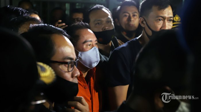djoko-tjandra-saat-tiba-di-bandara-internasional-halim-perdana-kusuma.jpg