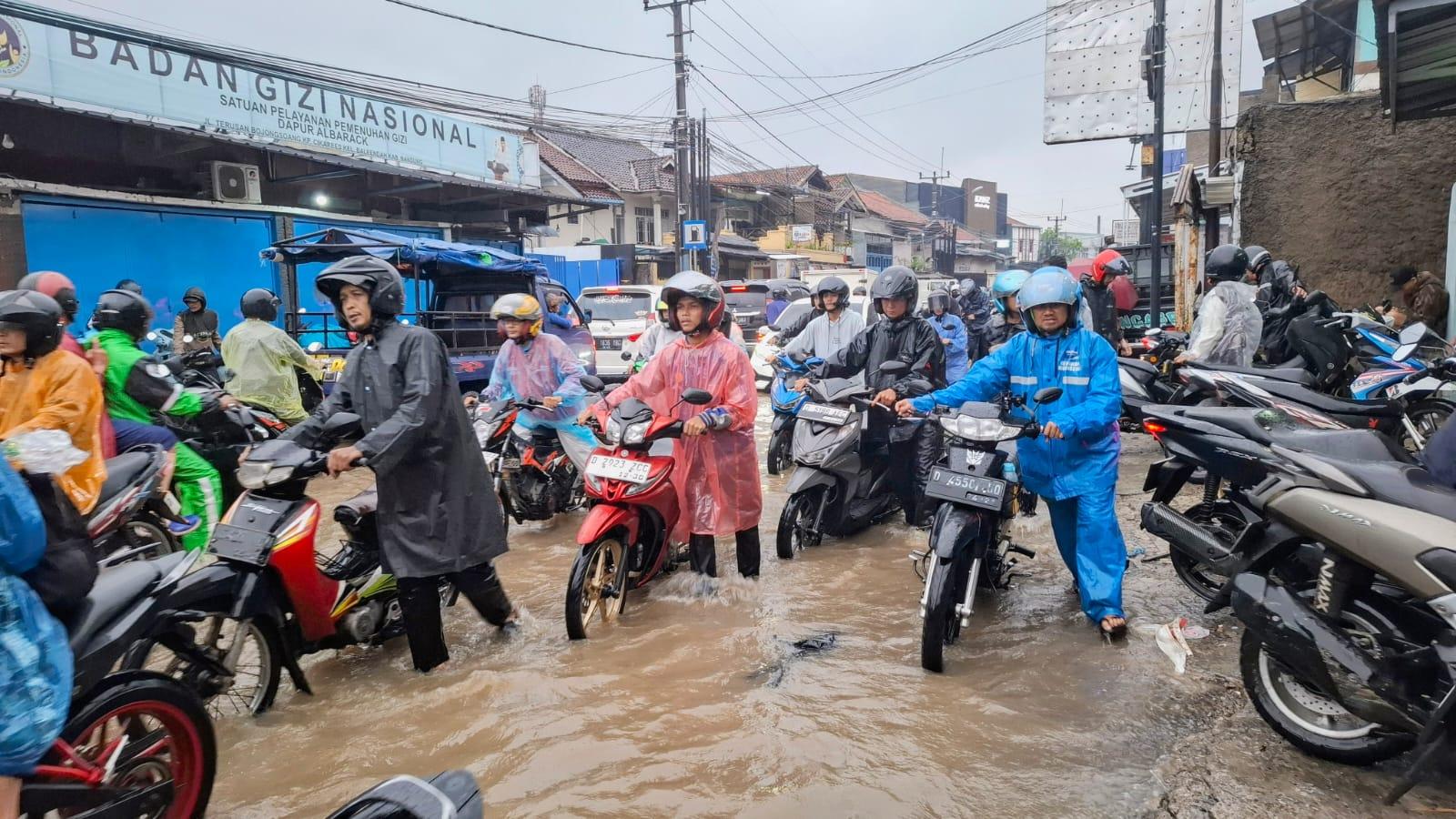 dorong-motor-di-bojongsoang-banjir.jpg