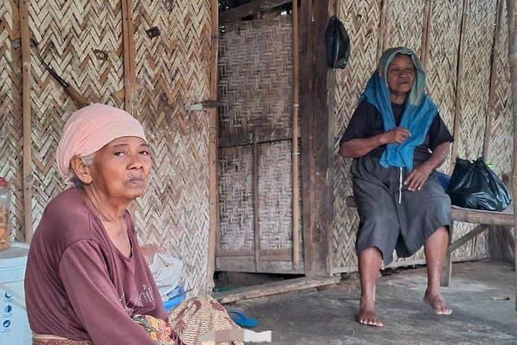 dua-nenek-tinggal-di-gubuk-reot.jpg