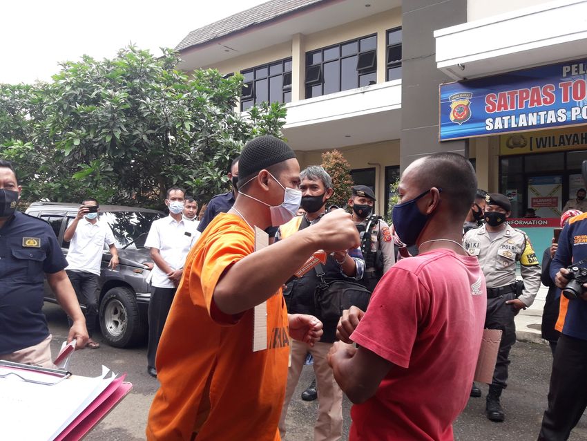 dua-pukulan-langsung-ko-tersangka-peragakan-bagaimana-cara-memukul-korban-hingga-tewas.jpg