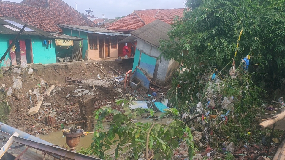 Dua Rumah Ambruk Usai Banjir Melanda Wilayah Kadipaten Majalengka