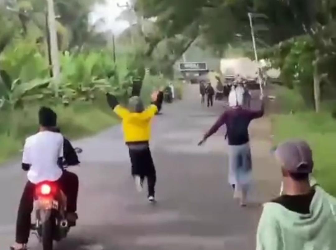 dua-tersangka-dalam-kasus-tawuran-pelajar-bersenjata-tajam.jpg