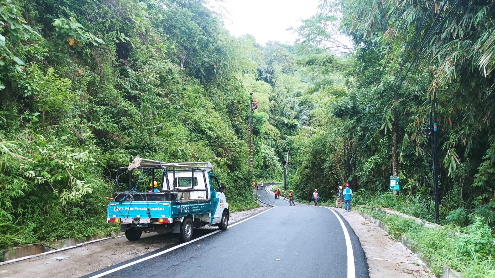 dua-tiang-listrik-di-Jalan-Raya-Cadas-Pangeran.jpg