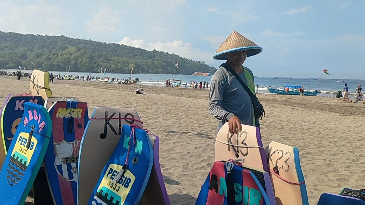 edagang-penyewa-jasa-selancar-di-Pantai-Barat-Pangandaran.jpg