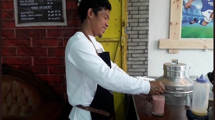 Nikmatnya Susu Jahe Merah di Wangkong, Eks Pemain Persib Eka Ramdani Tak Segan Layani Pelanggan