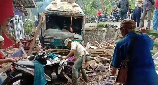 Ramai Video Kecelakaan Maut di Sukabumi, Elf Tabrak Rumah, Korban Tewas Terjepit, Ini Kata Polisi