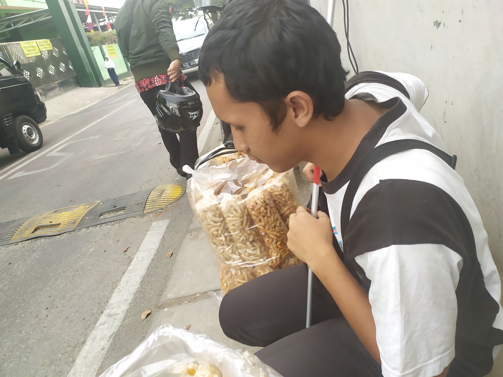 elwanggi-penjual-kerupuk-di-cimahi-yang-tuna-netra-2.jpg