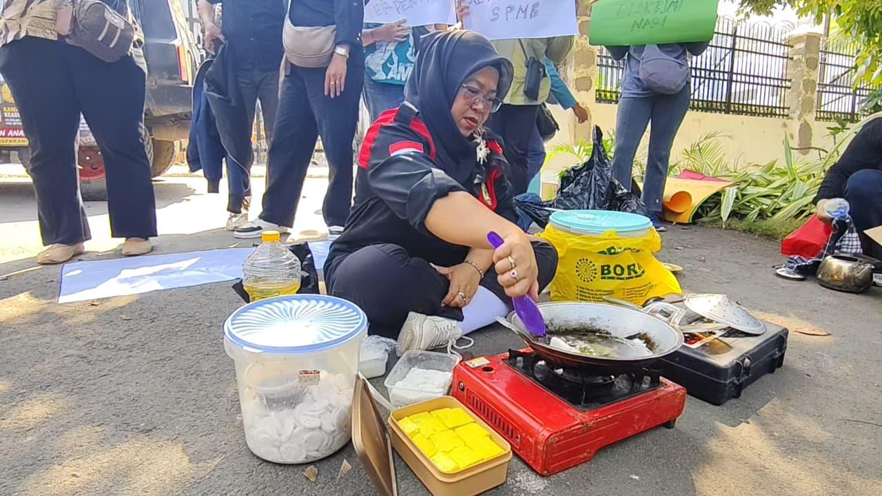 Demo SPMB Jabar, Emak-emak Masak dan Seduh Kopi di Depan Kantor DPRD: Harusnya Kami di Rumah