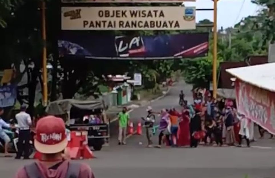 emak-emak-di-garut-buka-portal-menuju-pantai-rancabuaya.jpg