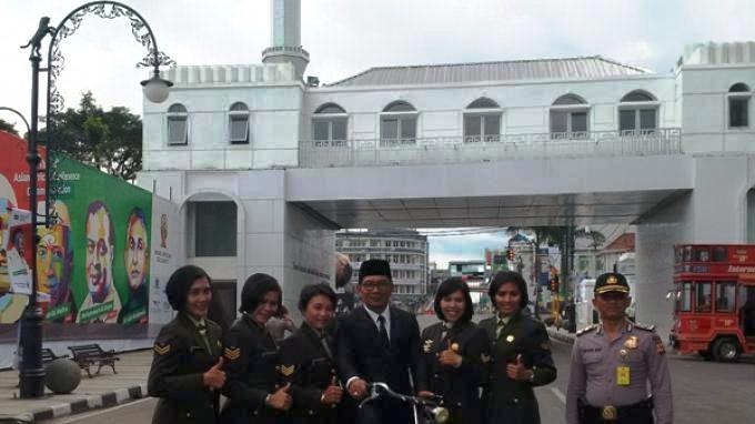 emil-pakai-sepeda-usai-kaa-dicegat-polwan-dan-tni_20150424_175327.jpg