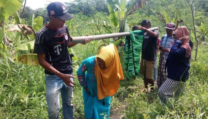 Kesedihan Enah Kehilangan Dua Bayi Sekaligus, Sempat Terjatuh Saat Ditandu Pakai Bambu ke Puskesmas