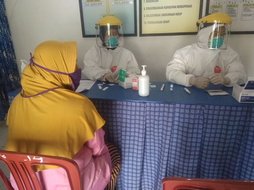 Enam Anggota Tim Medis Pakai Alat Pelindung Diri Diterjunkan ke Kompleks Griya Nugratama