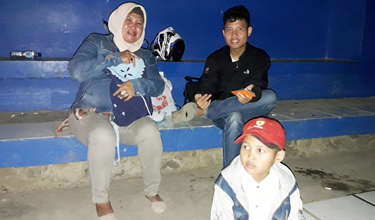 Endeh, Datang dari Purwakarta Demi Menyaksikan Persib Bandung Berlatih