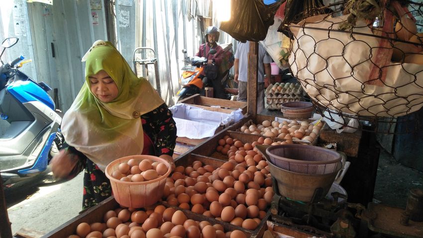 eneng-45-pedagang-telur-ayam-boiler-di-pasar-pelita-kota-sukabumi.jpg