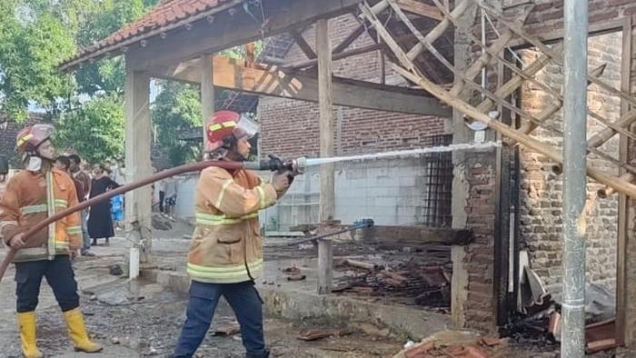 Kebakaran Gudang LPG di Greged Cirebon: Ratusan Tabung Gas dan Motor Vespa Hangus Dilalap Api