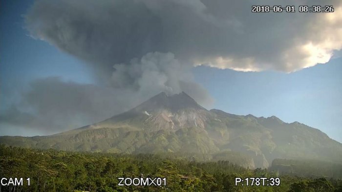 erupsi-gunung-merapi-1-juni-2018_20180601_105347.jpg