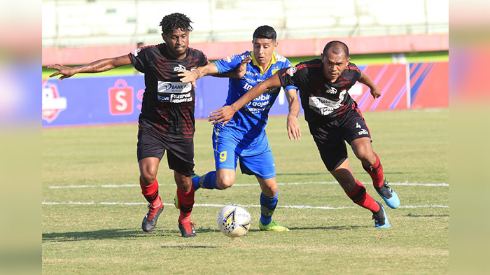 esteban-vizcarra-dalam-laga-persib-bandung-vs-persipura.jpg