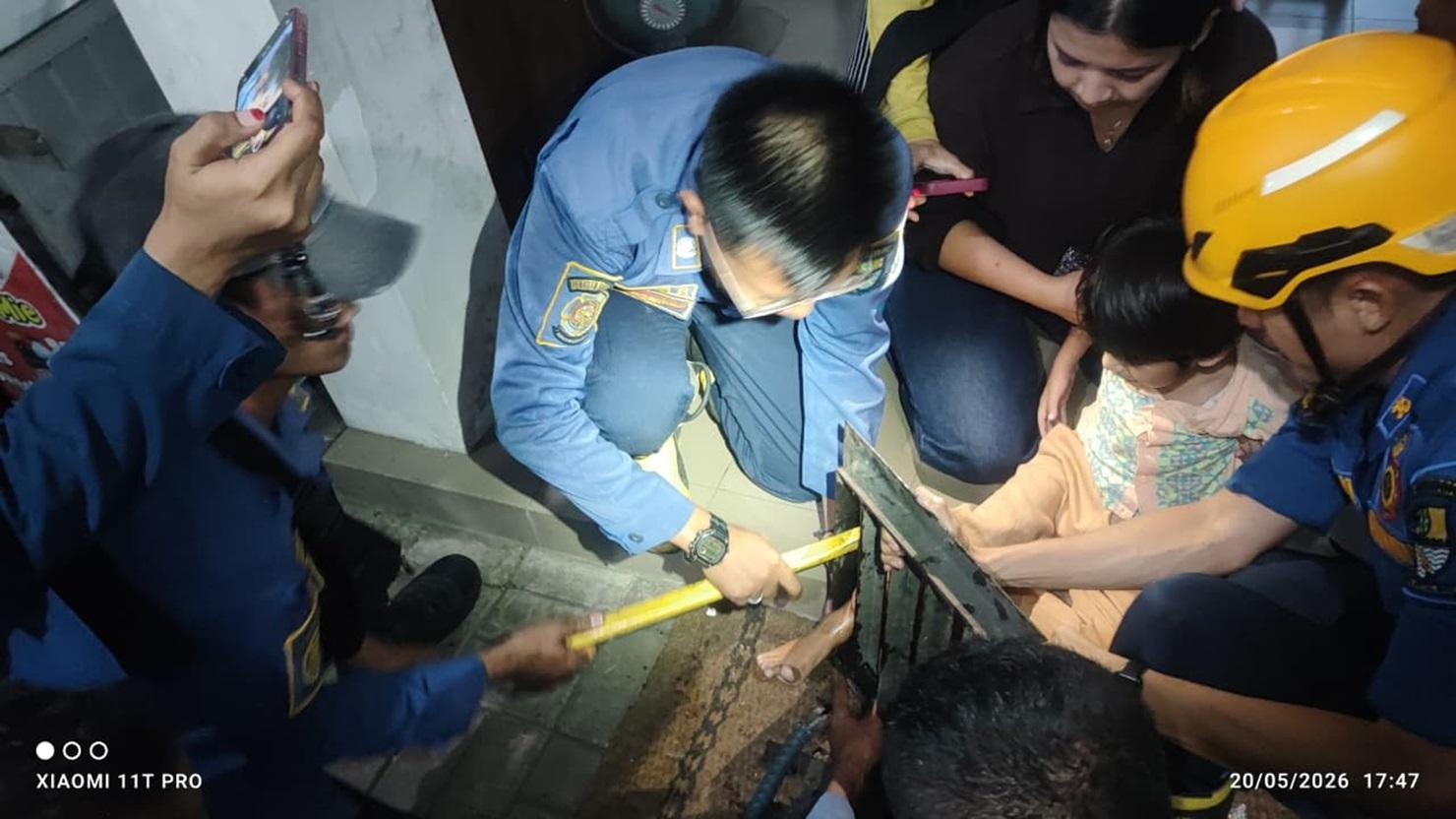 Kaki Bocah di Cirebon Tersangkut di Celah Besi Selokan, Baru Terlepas setelah Damkar Turun Tangan