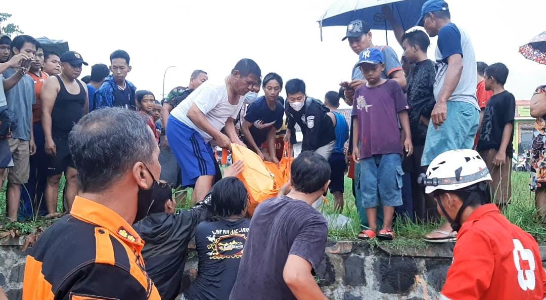 evakuasi-jenazah-korban-tenggelam-di-irigasi-dobo.jpg