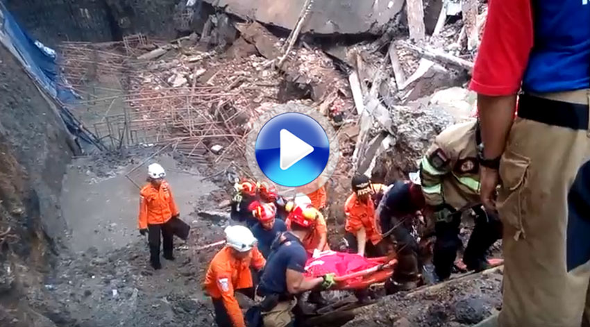 evakuasi-korban-bangunan-runtuh-dalem-kaum_video_20151216_093048.jpg