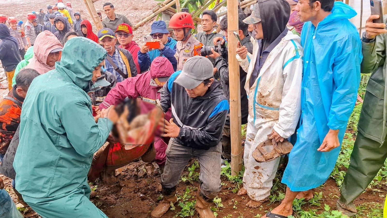 Evakuasi Dramatis di Cisarua Bandung: Warga Buat Jalan dari Bambu Demi Angkut Jenazah Dadang