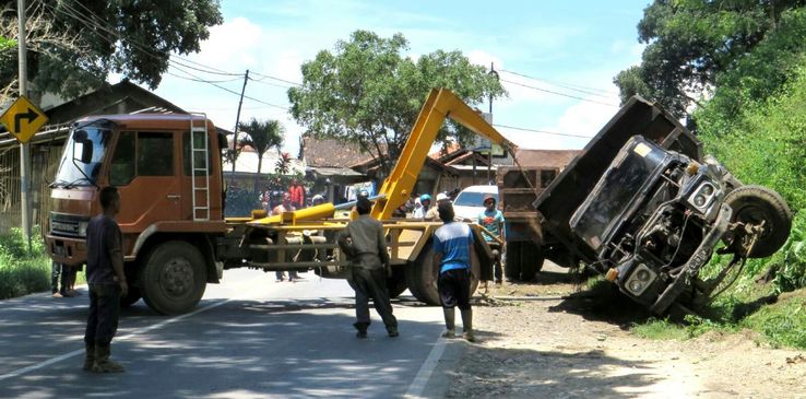 evakuasi-truk-terbalik-di-cipatat_20160206_192126.jpg