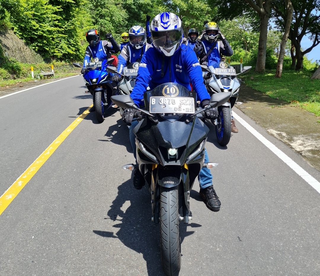 event-blu-cru-fun-riding-road-to-mandalika-berkendara-all-new-r15-connected-series.jpg