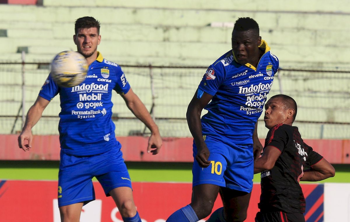 ezechiel-ndouasel-persib-bandung-vs-persipura.jpg