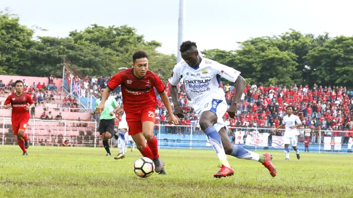 ezechiel-ndouasel-sukses-menyarangkan-dua-gol_20180209_190255.jpg