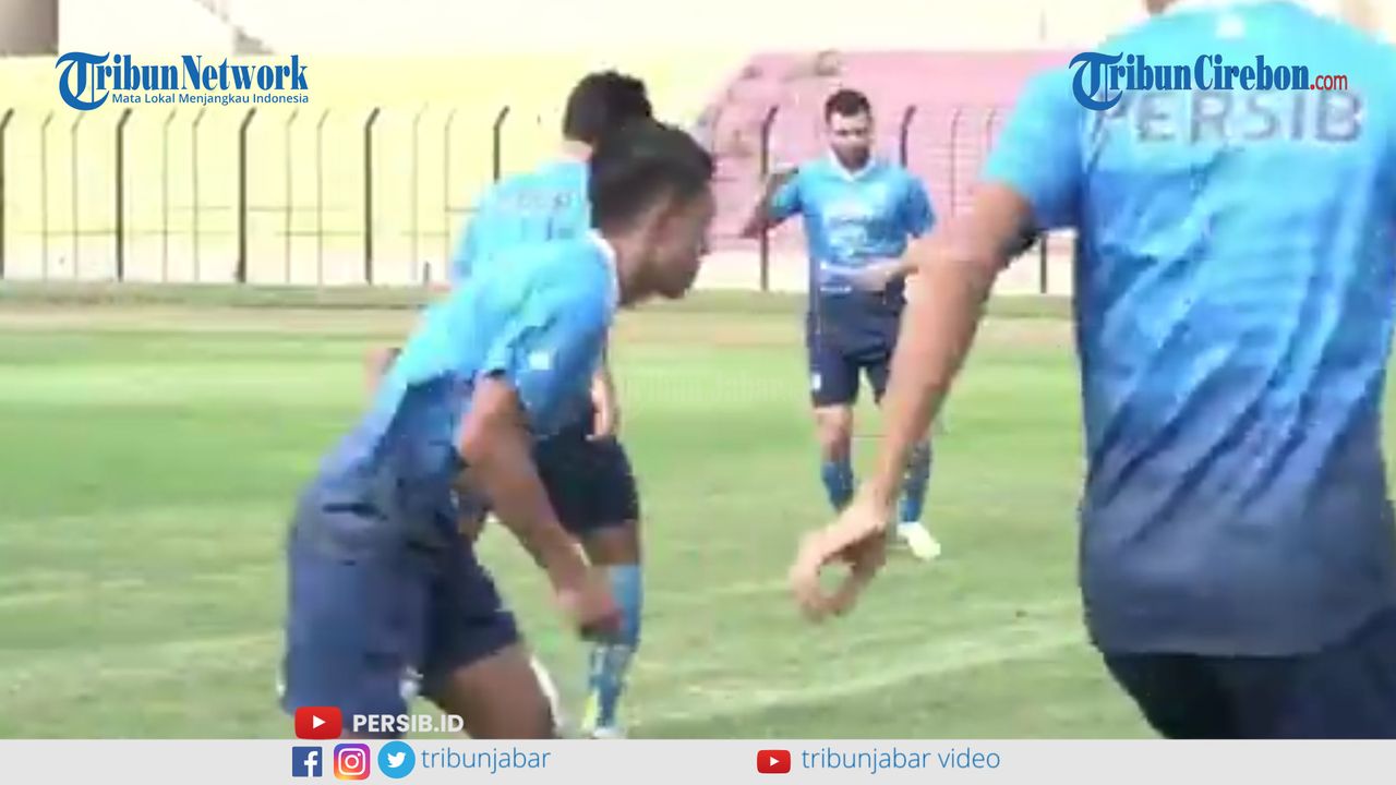 farshad-noor-tengah-berlatih-bersama-skuat-persib-bandung.jpg