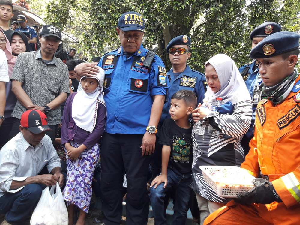 ferdi-ligaswara-memegang-kepala-putri-almarhum-imam_20170915_211757.jpg