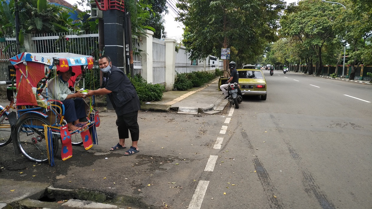 fm-bagikan-masker-dan-nasi.jpg