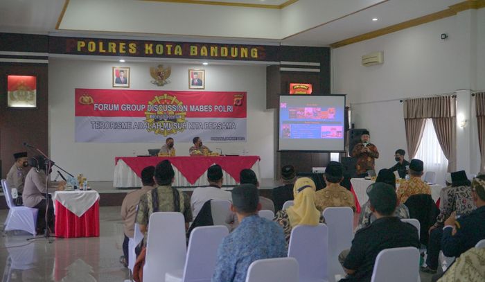 focus-group-discussion-fgd-yang-bertema-teroris-musuh-kita-bersama-di-mapolresta-bandung.jpg